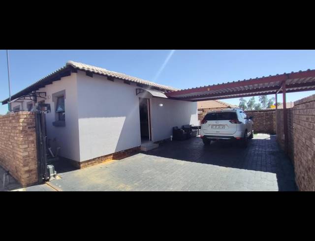 3 BEDROOM TOWNHOUSE FOR SALE IN CHANTELLE